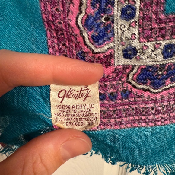 Vintage acrylic square scarf - Picture 3 of 3